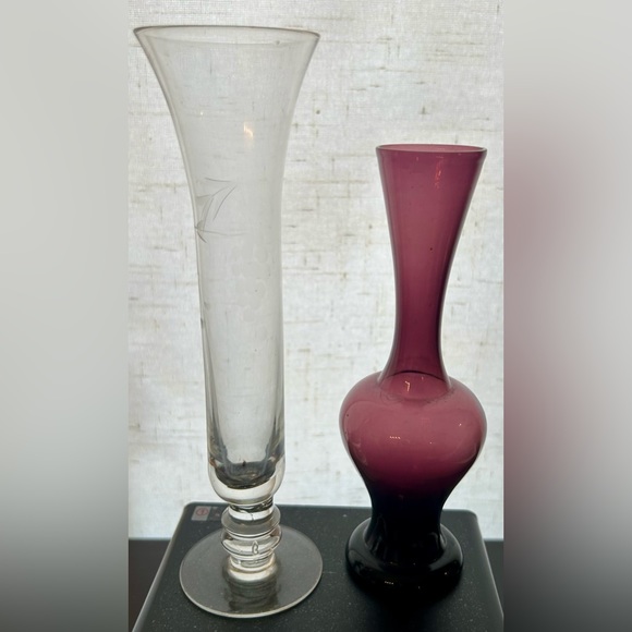 2 vintage bud vases. Amethyst 6” and 7.25” etched glass with grapes. - Picture 9 of 11